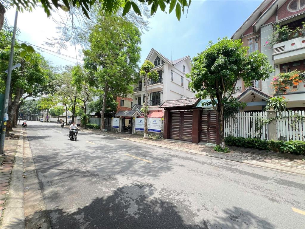 Bán gấp biệt thự mỹ đình 57,5 tỷ, 200m2 mặt tiền 10m xây 4 tầng đẹp phong thuỷ tốt đường hè 12m