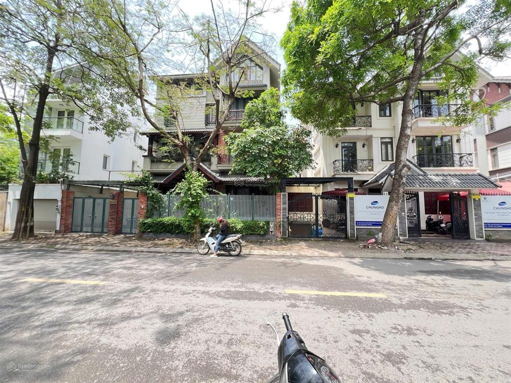 Bán gấp biệt thự mỹ đình 57,5 tỷ, 200m2 mặt tiền 10m xây 4 tầng đẹp phong thuỷ tốt đường hè 12m