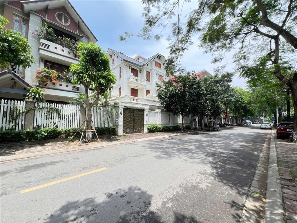 Bán gấp biệt thự mỹ đình 57,5 tỷ, 200m2 mặt tiền 10m xây 4 tầng đẹp phong thuỷ tốt đường hè 12m