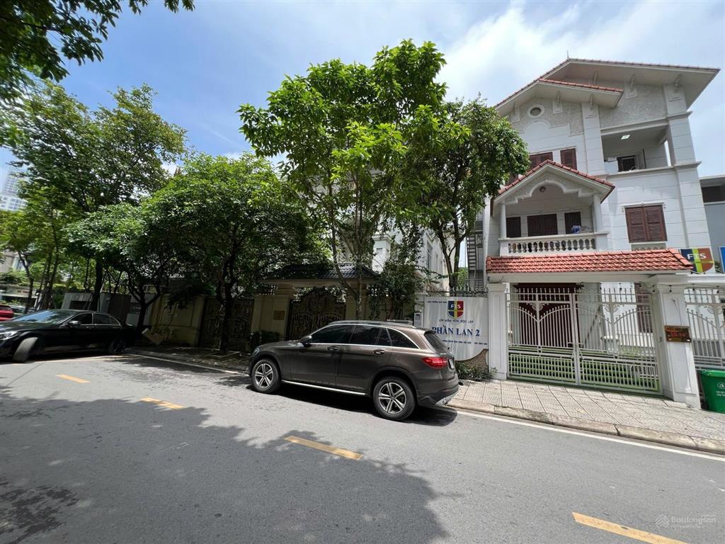 Bán gấp biệt thự mỹ đình 57,5 tỷ, 200m2 mặt tiền 10m xây 4 tầng đẹp phong thuỷ tốt đường hè 12m