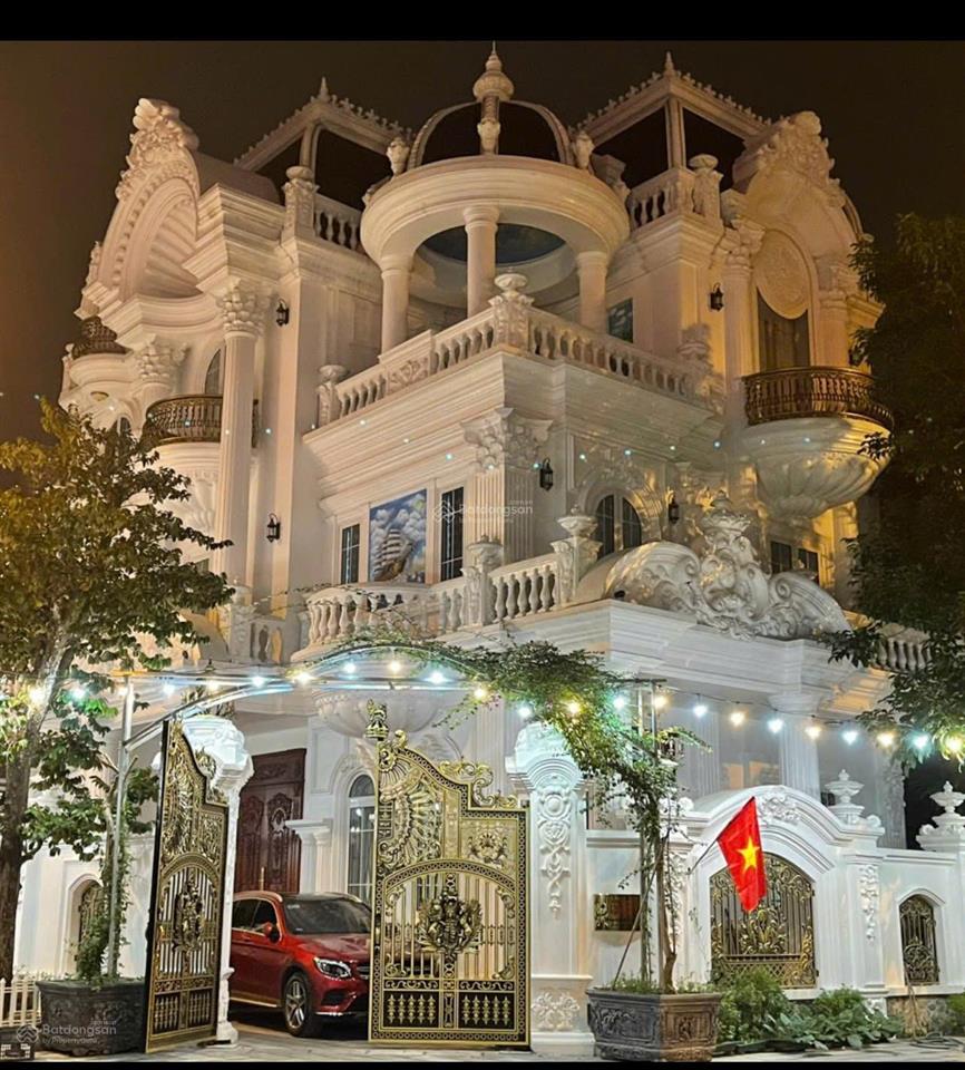 Bán gấp bt dịch vọng cạnh công viên cầu giấy 8x tỷ 306m2 mt 15m xây 4t nổi 1 hầm đường hè 12m