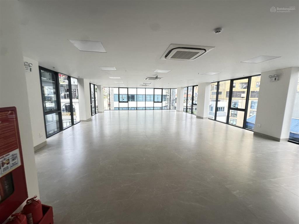 Chủ cần tiền bán gấp mặt phố hoàng ngân 60 tỷ 110m2 mặt tiền 6m xây mới 10 tầng thang máy mới tinh