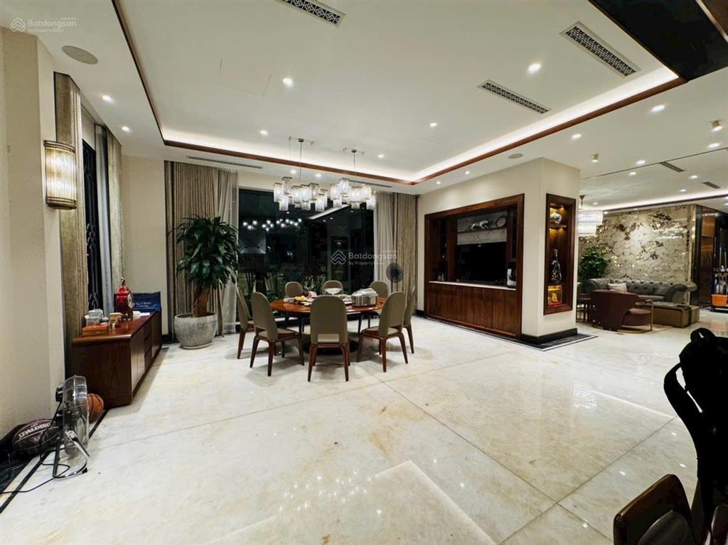 Bán biệt thự lão thành cách mạng, yên hòa 160 tỷ 270m2 xây 7 tầng thang máy đẹp lô góc 2 mặt thoáng