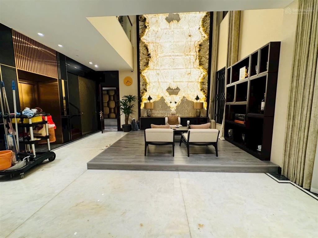 Bán biệt thự lão thành cách mạng, yên hòa 160 tỷ 270m2 xây 7 tầng thang máy đẹp lô góc 2 mặt thoáng