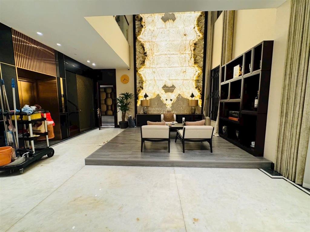 Bán gấp biệt thự lão thành cách mạng, trung hoà 300 tỷ 600m2 xây 4 nổi 1 hầm nội thất châu âu