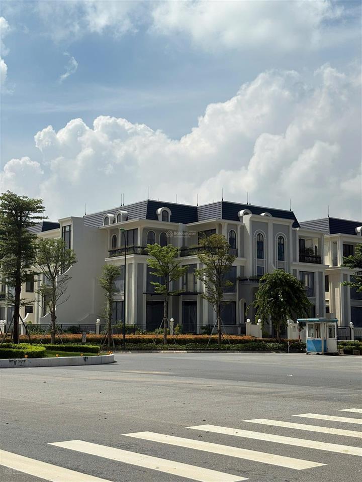 Bán nhà khu p dự án ciputra mặt đường nguyễn văn huyên kd 300m2, 3tầng 1hầm. giá tốt.  0985 135 ***