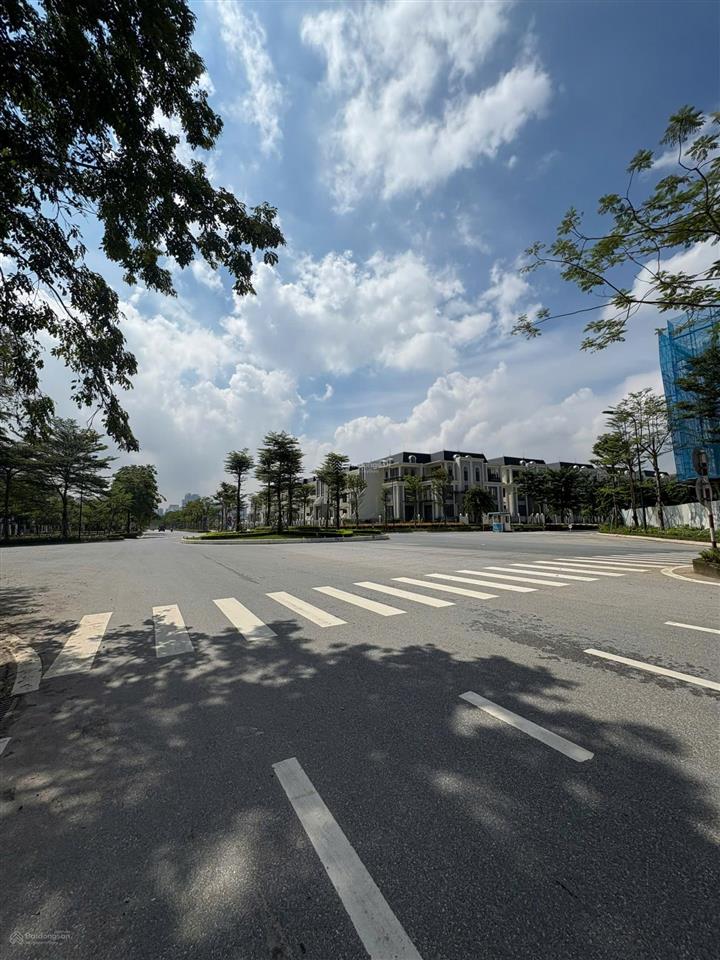 Bán nhà khu p dự án ciputra mặt đường nguyễn văn huyên kd 300m2, 3tầng 1hầm. giá tốt.  0985 135 ***