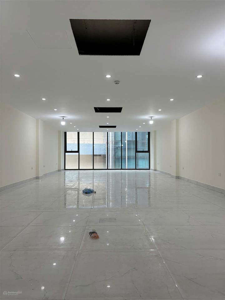 Cho thuê tòa nhà lạc long quân 110m2, mt6m, 7 tầng nổi, 1 hầm, thang máy. vị trí đẹp. giá thuê 70tr