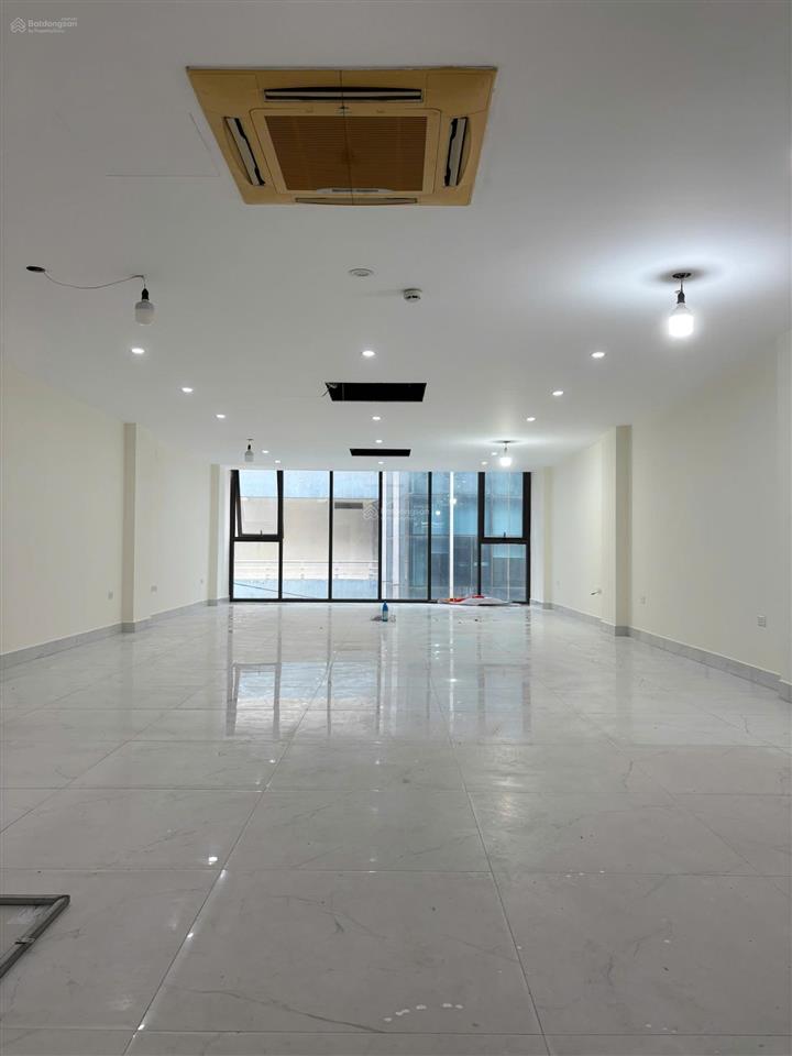 Cho thuê tòa nhà lạc long quân 110m2, mt6m, 7 tầng nổi, 1 hầm, thang máy. vị trí đẹp. giá thuê 70tr