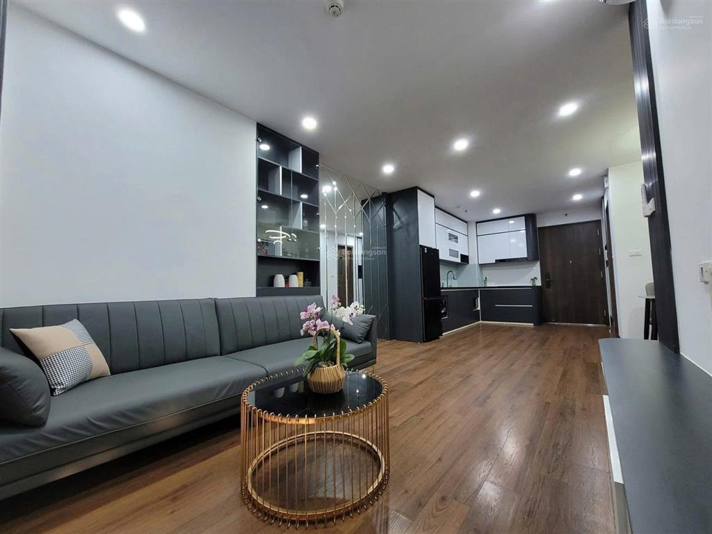 Gia đình tôi cần bán gấp căn hộ 67m2 tầng 18 ban công hướng đông giá chỉ 3.550 tỷ