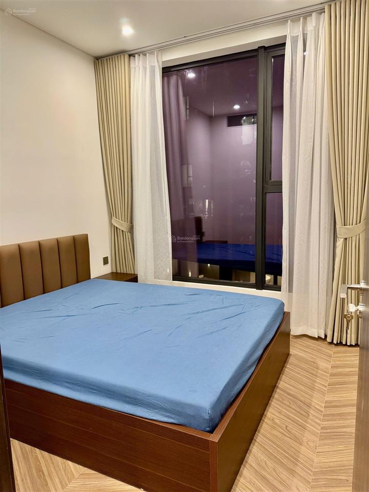 Gia đình tôi cần bán gấp căn 55m tòa i1 view hồ điều hòa, tầng 22 full nội thất
