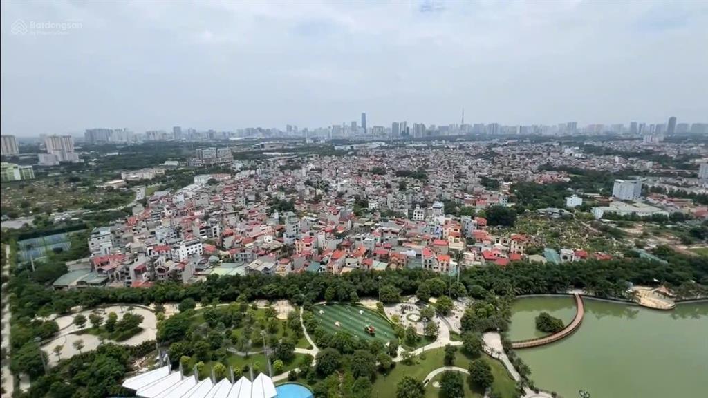 Gia đình tôi cần bán gấp căn 55m tòa i1 view hồ điều hòa, tầng 22 full nội thất