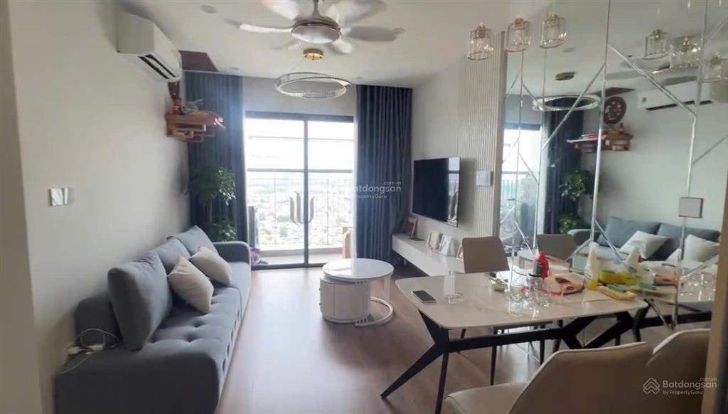 Gia đình tôi cần bán gấp căn 55m tòa i1 view hồ điều hòa, tầng 22 full nội thất