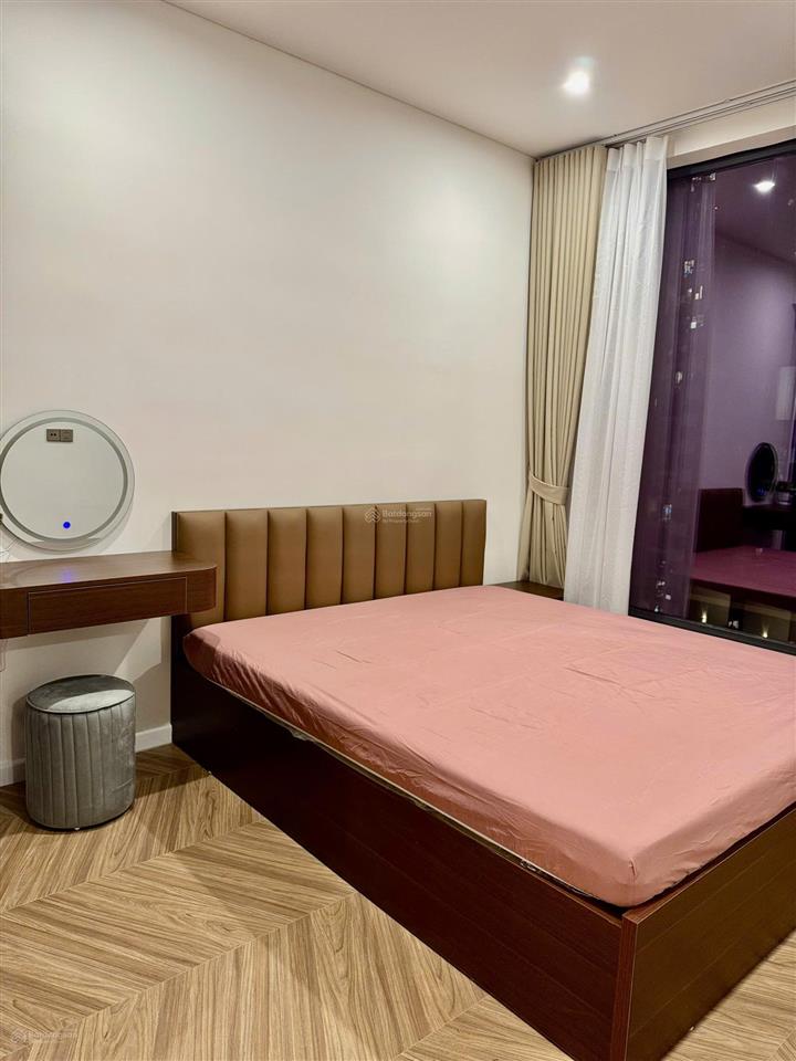 Gia đình tôi cần bán gấp căn 55m tòa i1 view hồ điều hòa, tầng 22 full nội thất