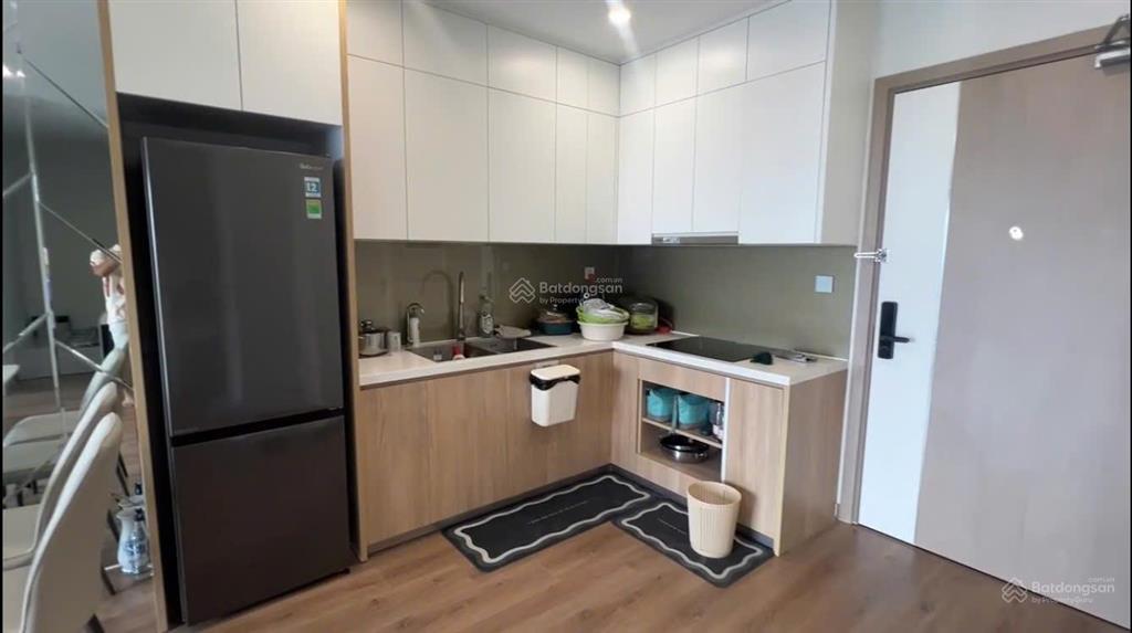 Gia đình tôi cần bán gấp căn 55m tòa i1 view hồ điều hòa, tầng 22 full nội thất