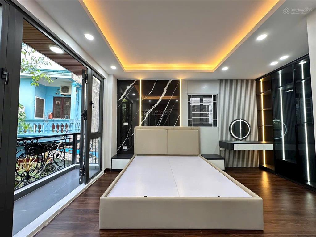 Nhà 5 tầng thang máy, diện tích 45m, ô tô vào nhà, ngõ 42 phố thịnh liệt