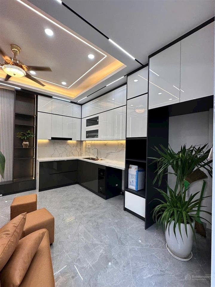 Nhà 5 tầng thang máy, diện tích 45m, ô tô vào nhà, ngõ 42 phố thịnh liệt