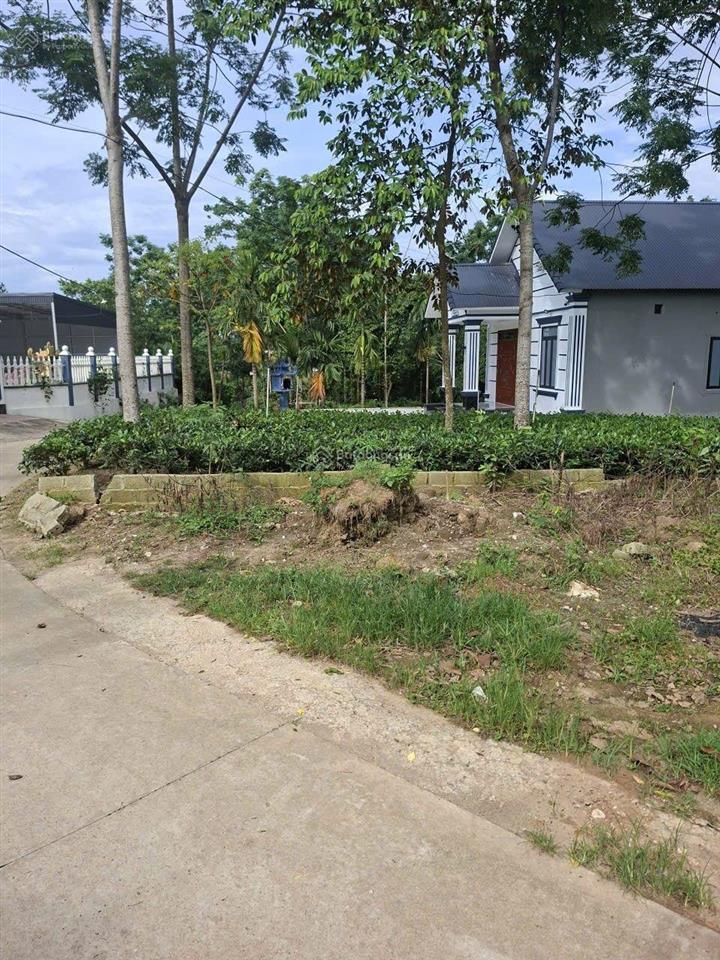 Chủ cần tiền bán gấp lô đất đẹp suối hai, ba vì . 300m2, 150m2 đất ở, mặt tiền 15m giá 1,4 tỷ.