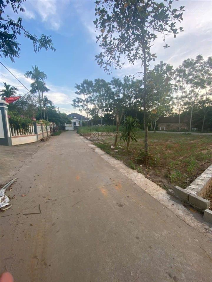 Chủ cần tiền bán gấp lô đất đẹp suối hai, ba vì . 300m2, 150m2 đất ở, mặt tiền 15m giá 1,4 tỷ.