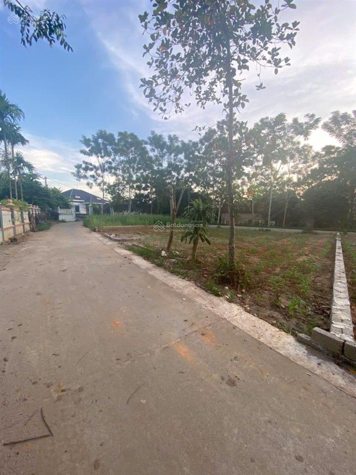 Chủ cần tiền bán gấp lô đất đẹp suối hai, ba vì . 300m2, 150m2 đất ở, mặt tiền 15m giá 1,4 tỷ.