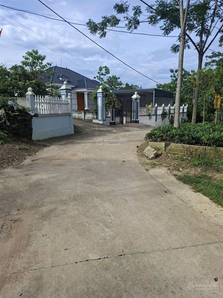 Chủ cần tiền bán gấp lô đất đẹp suối hai, ba vì . 300m2, 150m2 đất ở, mặt tiền 15m giá 1,4 tỷ.