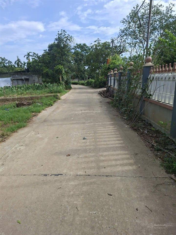 Chủ cần tiền bán gấp lô đất đẹp suối hai, ba vì . 300m2, 150m2 đất ở, mặt tiền 15m giá 1,4 tỷ.
