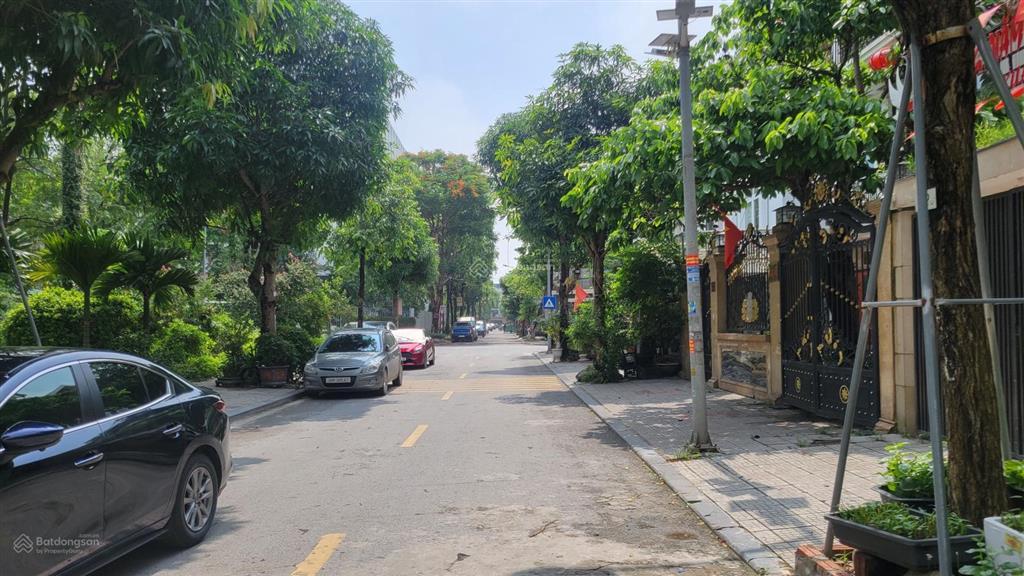 Chính chủ bán lô biệt thự bt6 mặt vườn hoa khu đô thị văn phú, dt 200m²
