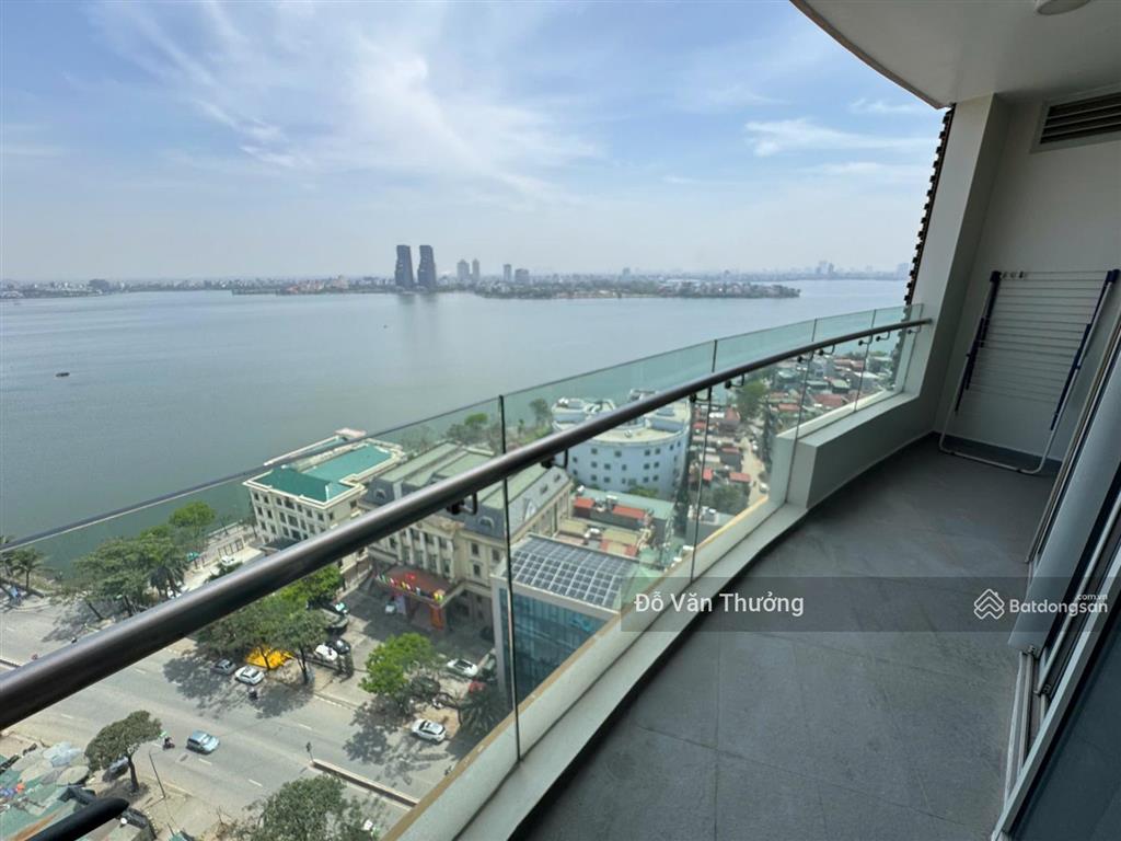 Giá siêu tốt. bán căn hộ view toàn bộ hồ tây tầng cao, các phòng nhìn toàn cảnh hồ tây