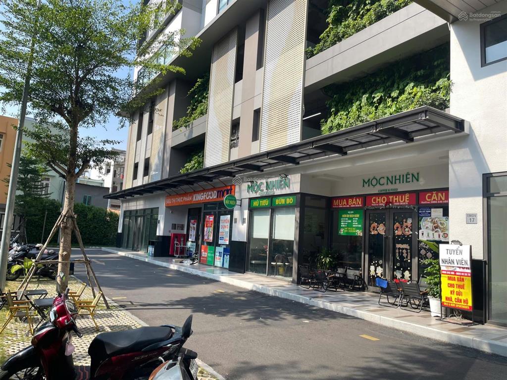Shophouse nằm ngay cửa sảnh block b cư dân bắt buộc đi qua mỗi ngày