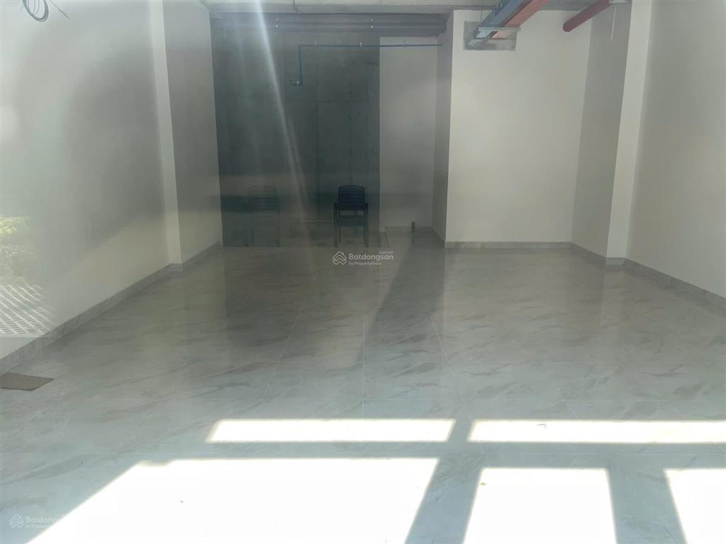 Shophouse nằm ngay cửa sảnh block b cư dân bắt buộc đi qua mỗi ngày