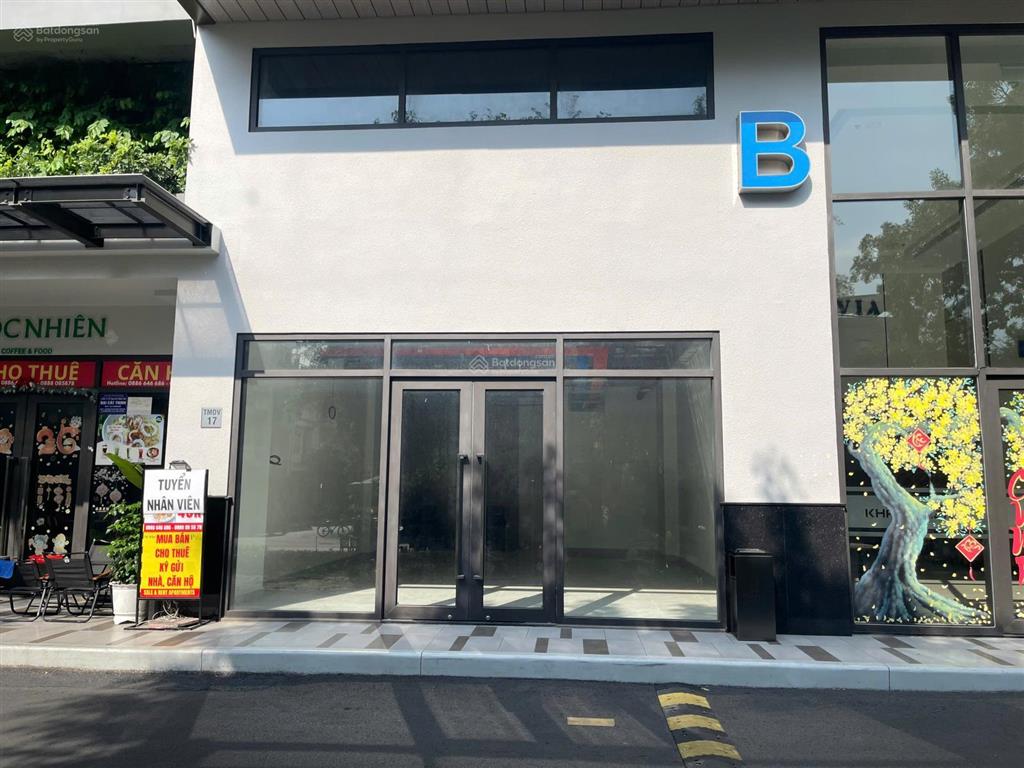 Shophouse nằm ngay cửa sảnh block b cư dân bắt buộc đi qua mỗi ngày