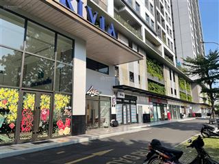 Shophouse nằm ngay cửa sảnh block b cư dân bắt buộc đi qua mỗi ngày