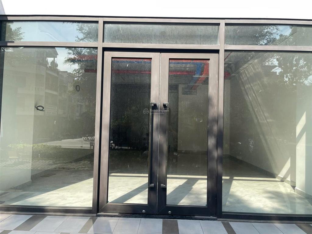 Shophouse nằm ngay cửa sảnh block b cư dân bắt buộc đi qua mỗi ngày