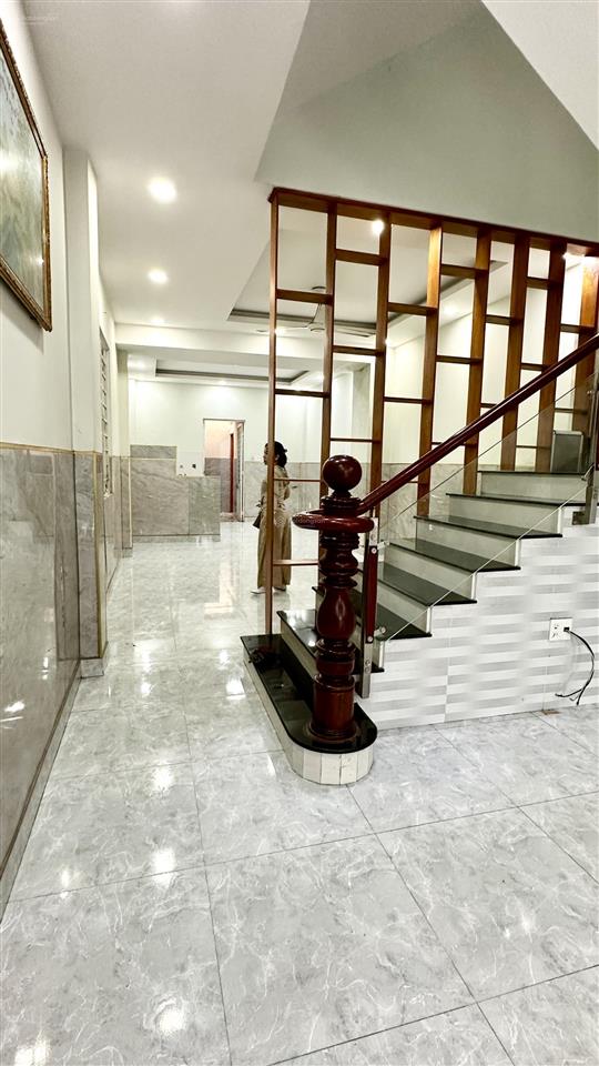 Cho thuê nhà 3 tầng, 4 phòng ngủ kdc đường xuân thới thượng 30