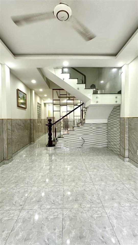 Cho thuê nhà 3 tầng, 4 phòng ngủ kdc đường xuân thới thượng 30