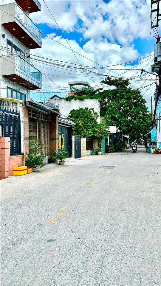 Bán nhà 4 tầng  5 phòng ngủ  ô tô ngủ trong nhà ngay chợ lạc quan