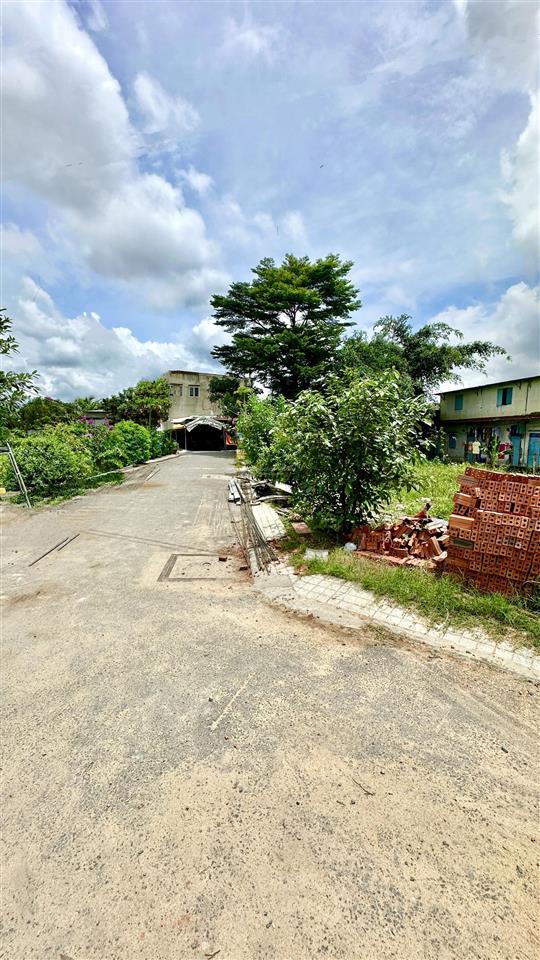 Lô góc 2 mặt tiền 111m2 thổ cư gần chợ thới hòa