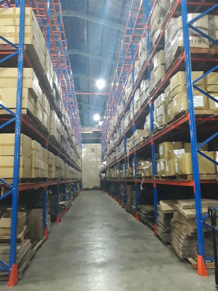 Kho hàng diện tích thuê lớn, nhỏ, có khung kệ lưu trữ, nhân viên kho, quản lý công nghệ 2 barcodes
