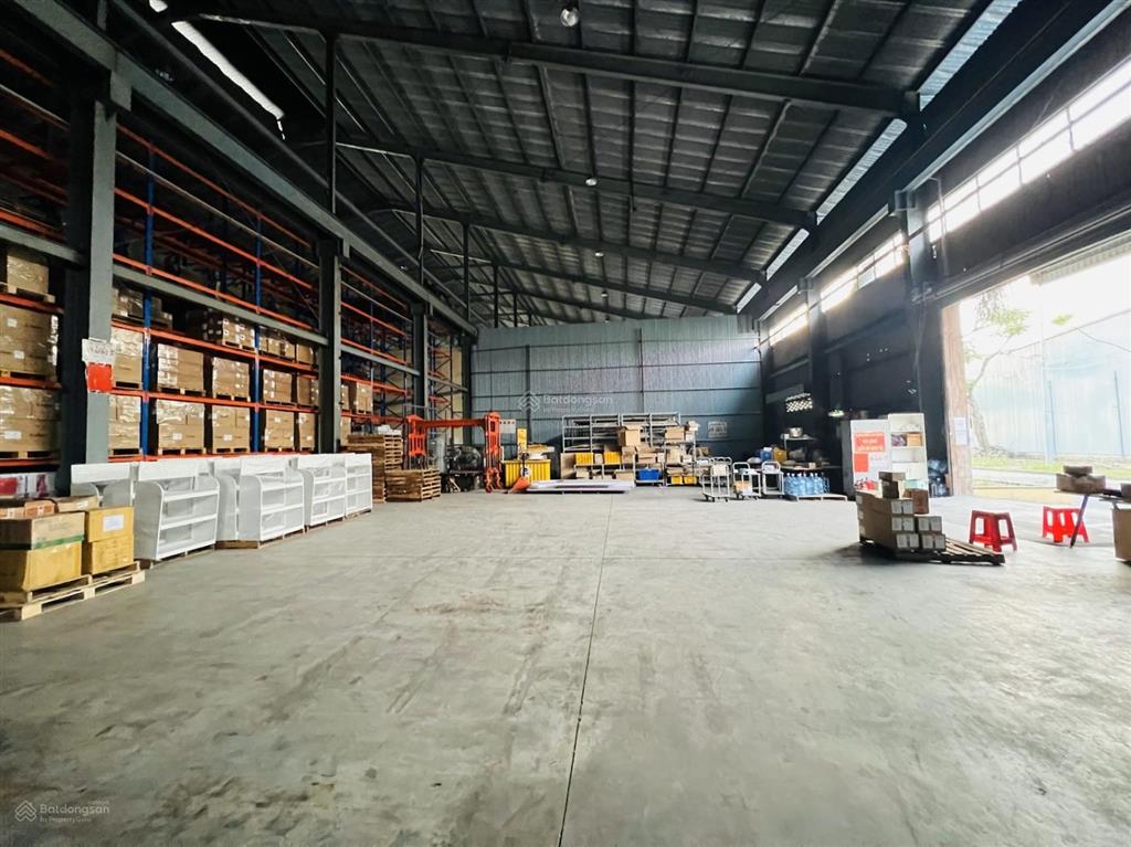 Kho hàng diện tích thuê lớn, nhỏ, có khung kệ lưu trữ, nhân viên kho, quản lý công nghệ 2 barcodes