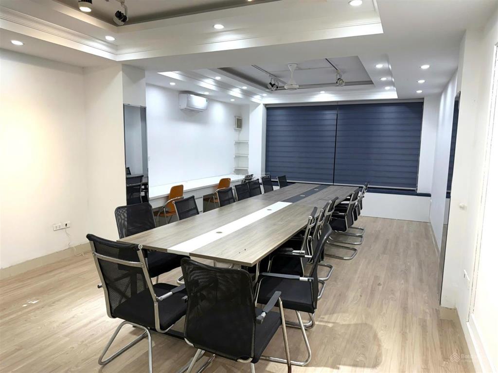 Cho thuê văn phòng mới đẹp 90m2 đầy đủ bàn ghế ở cầu giấy, giá 13.9 triệu / tháng