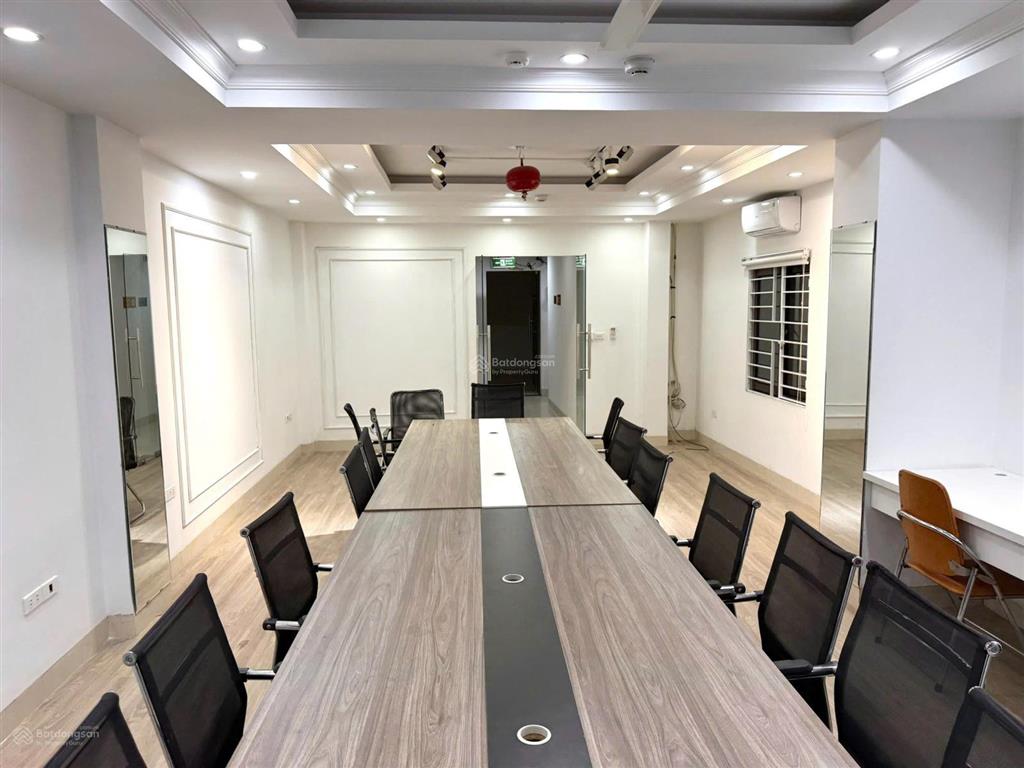Cho thuê văn phòng mới đẹp 90m2 đầy đủ bàn ghế ở cầu giấy, giá 13.9 triệu / tháng