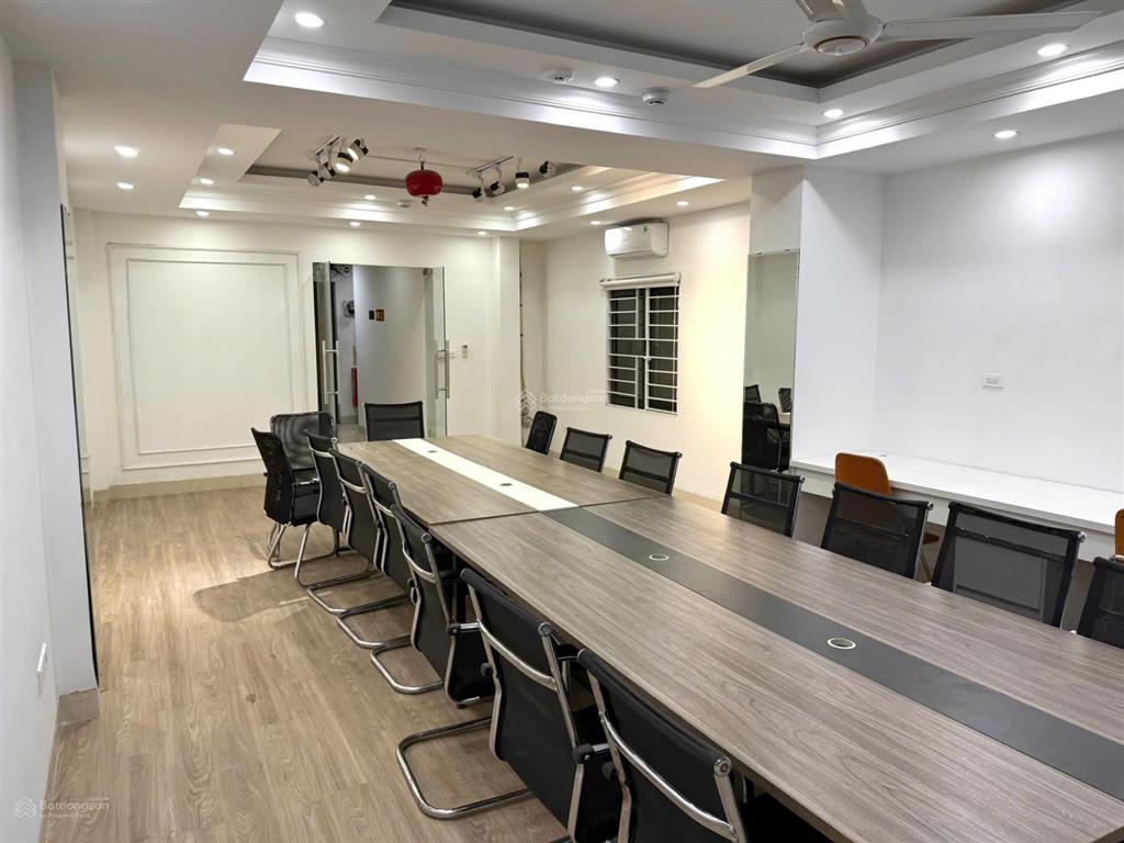 Cho thuê văn phòng mới đẹp 90m2 đầy đủ bàn ghế ở cầu giấy, giá 13.9 triệu / tháng