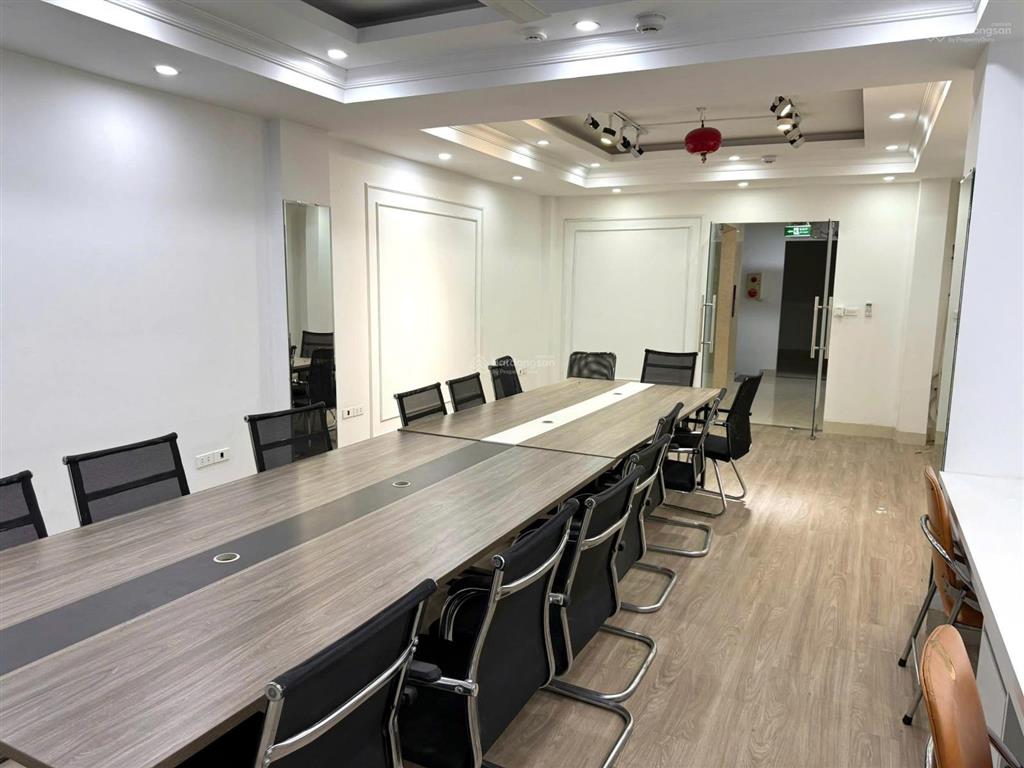 Cho thuê văn phòng mới đẹp 90m2 đầy đủ bàn ghế ở cầu giấy, giá 13.9 triệu / tháng