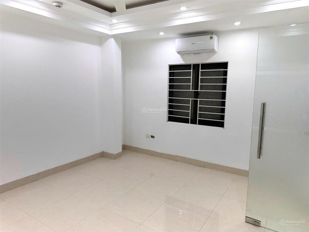 Cho thuê văn phòng mới đẹp khu cầu giấy, ô tô đậu cửa, ngõ to 2 ô tô tránh nhau