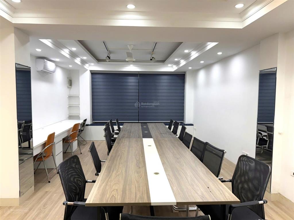 Cho thuê văn phòng mới đẹp khu cầu giấy, ô tô đậu cửa, ngõ to 2 ô tô tránh nhau