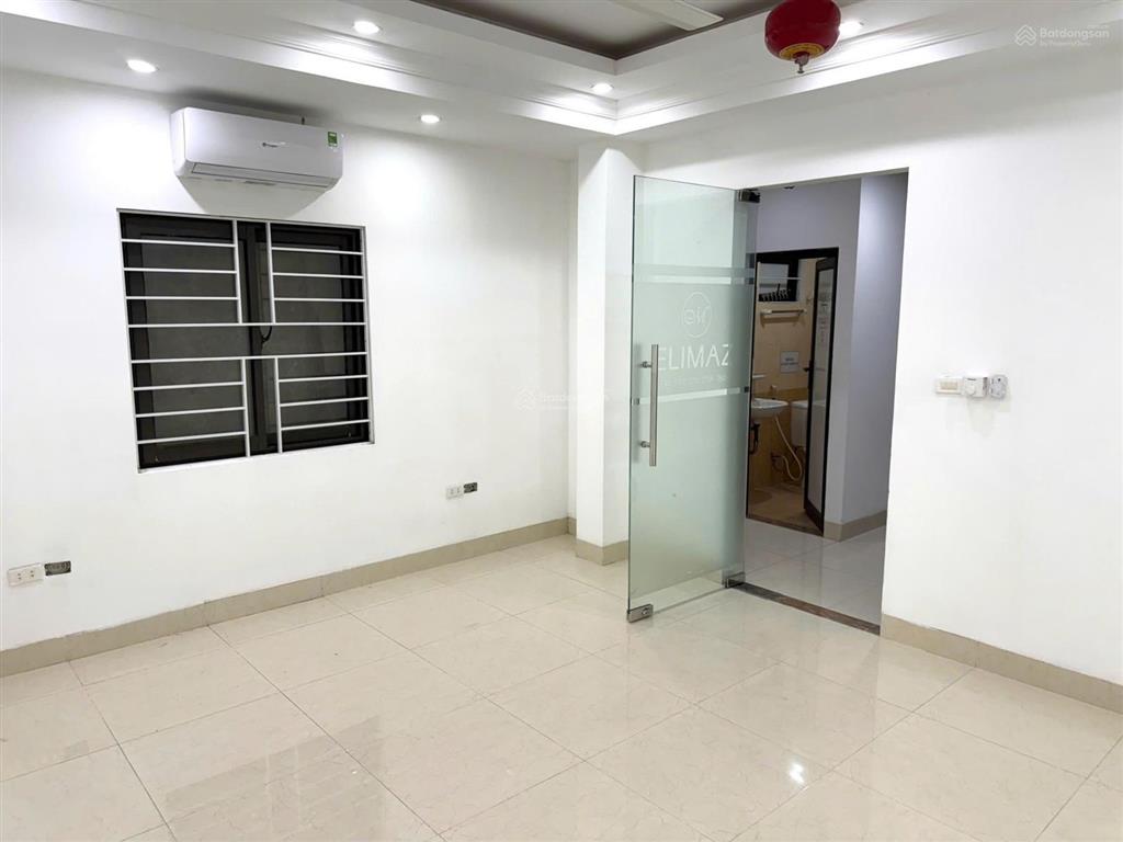 Cho thuê văn phòng mới đẹp khu cầu giấy, ô tô đậu cửa, ngõ to 2 ô tô tránh nhau
