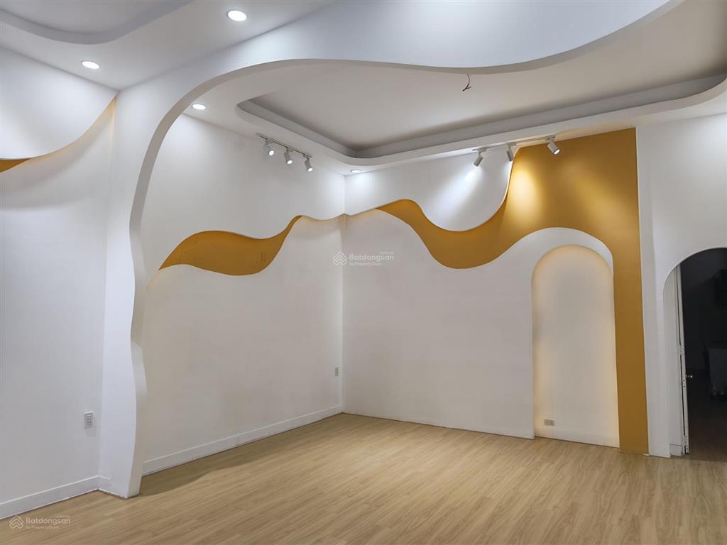 Bán nhà góc hai tiền đường lê đại hành trung tâm bàn cờ, diện tích 82m2 ngang 5,5m giá chỉ 19,3 tỷ