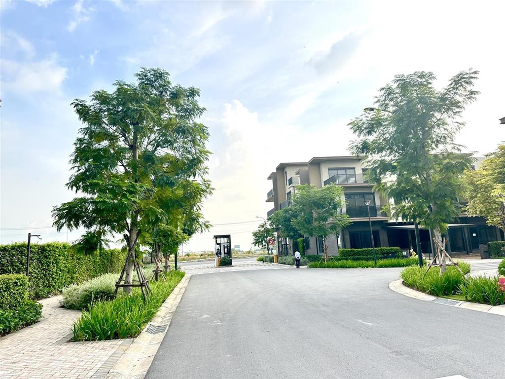 Chủ kẹt bank cần bán gấp căn nhà phố đã có sổ hồng gđ 1 khu đô thị izumi city.   0976 483 ***