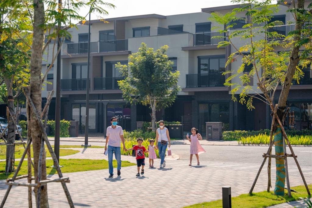 Chủ kẹt bank cần bán gấp căn nhà phố đã có sổ hồng gđ 1 khu đô thị izumi city.   0976 483 ***