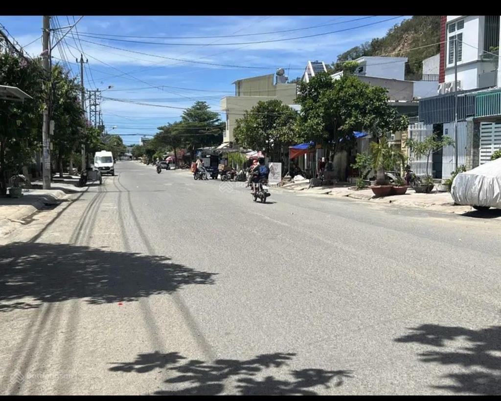 Đất gần biển. mặt tiền trần khát chân nha trang. khu tđc hòn sện. đường nhựa 20m .gần bến du thuyền